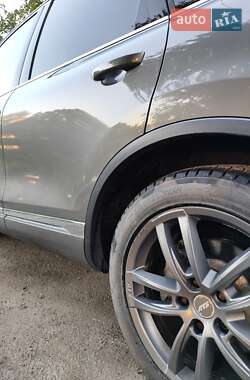 Позашляховик / Кросовер Volkswagen Touareg 2013 в 