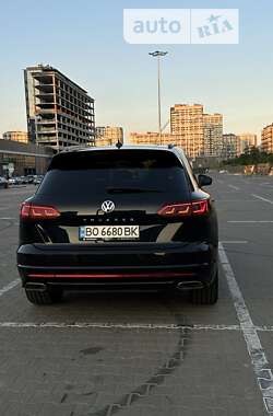 Позашляховик / Кросовер Volkswagen Touareg 2018 в Києві