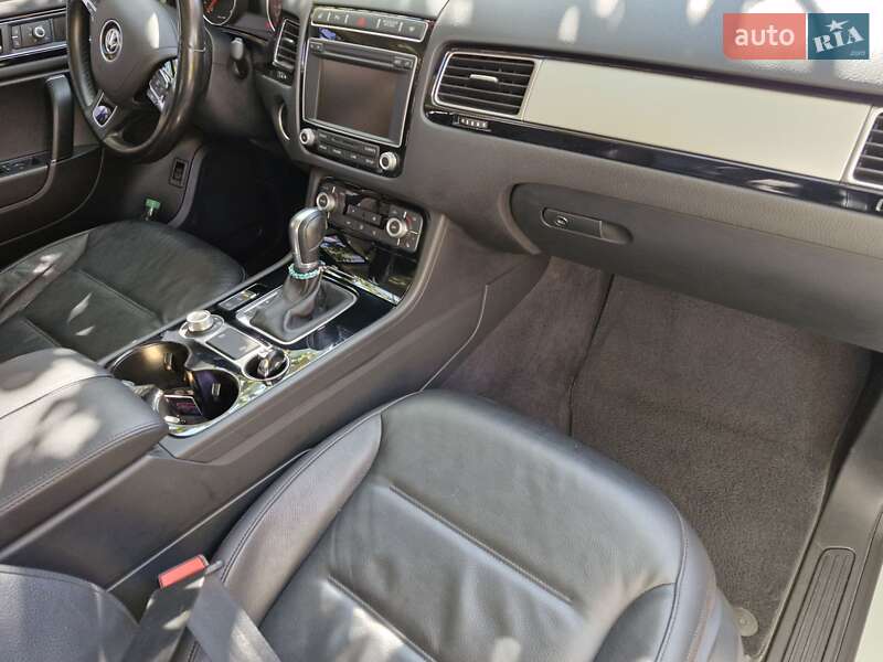 Позашляховик / Кросовер Volkswagen Touareg 2015 в Іршаві