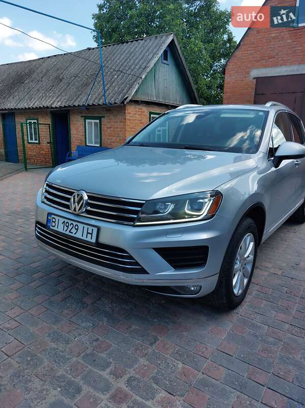 Позашляховик / Кросовер Volkswagen Touareg 2015 в Полтаві