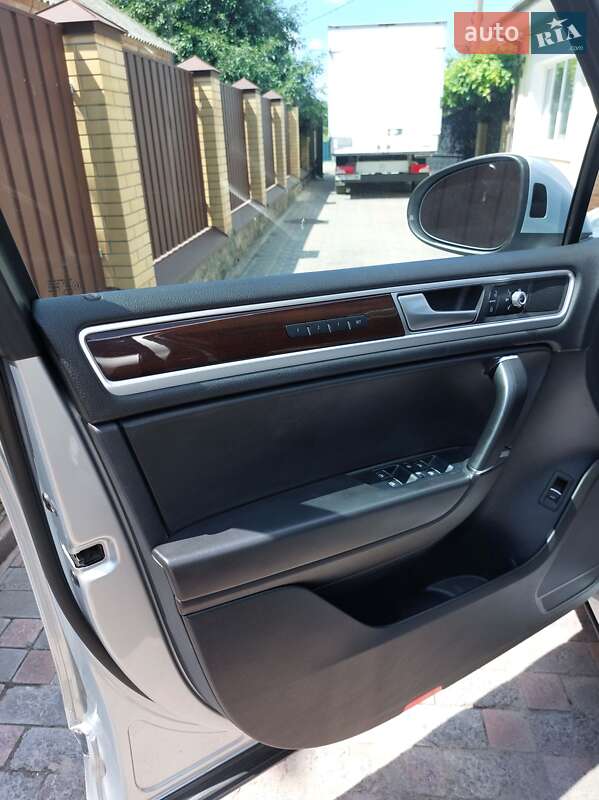 Позашляховик / Кросовер Volkswagen Touareg 2015 в Полтаві