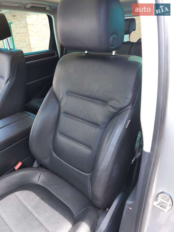 Позашляховик / Кросовер Volkswagen Touareg 2015 в Полтаві