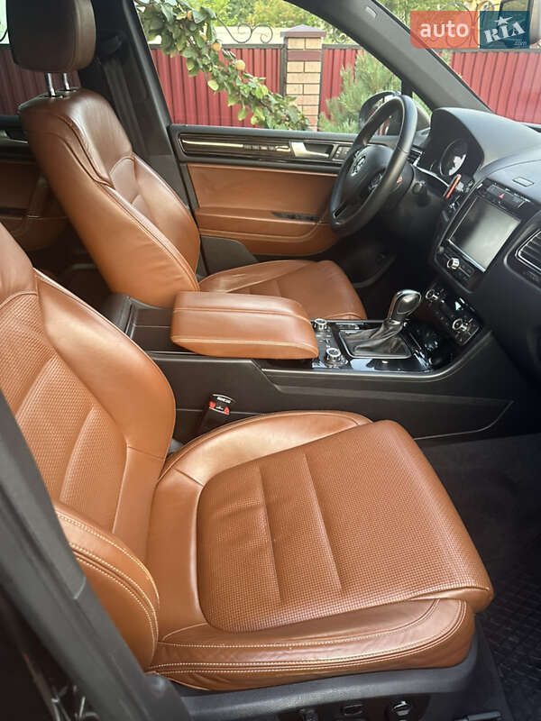 Позашляховик / Кросовер Volkswagen Touareg 2014 в Чернівцях