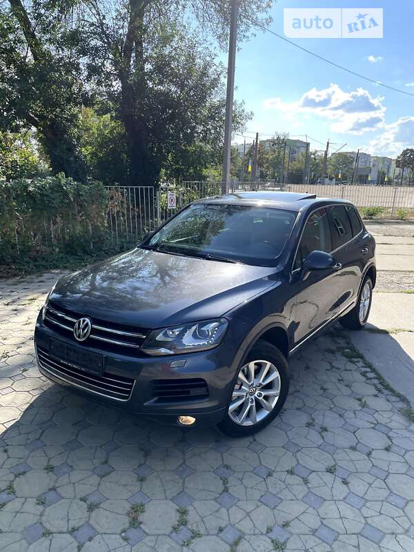 Внедорожник / Кроссовер Volkswagen Touareg 2012 в Харькове