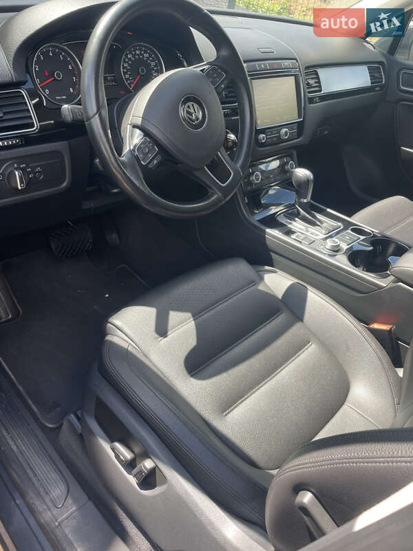 Внедорожник / Кроссовер Volkswagen Touareg 2015 в Кропивницком