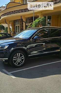 Внедорожник / Кроссовер Volkswagen Touareg 2015 в Киеве