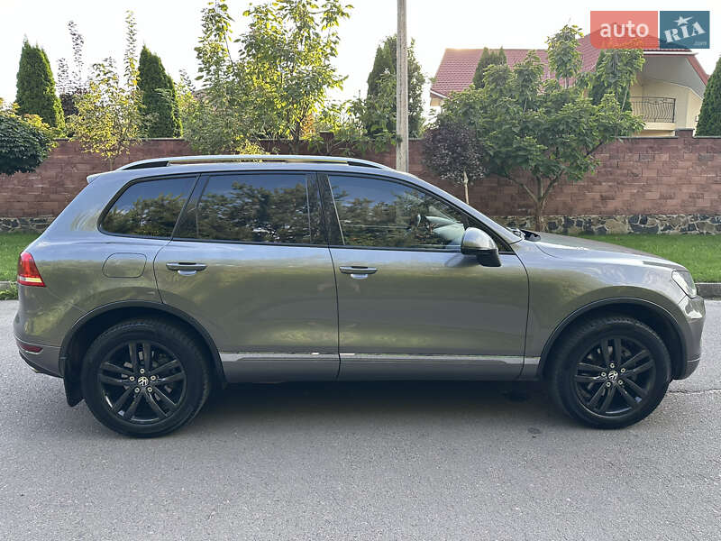 Внедорожник / Кроссовер Volkswagen Touareg 2011 в Ровно