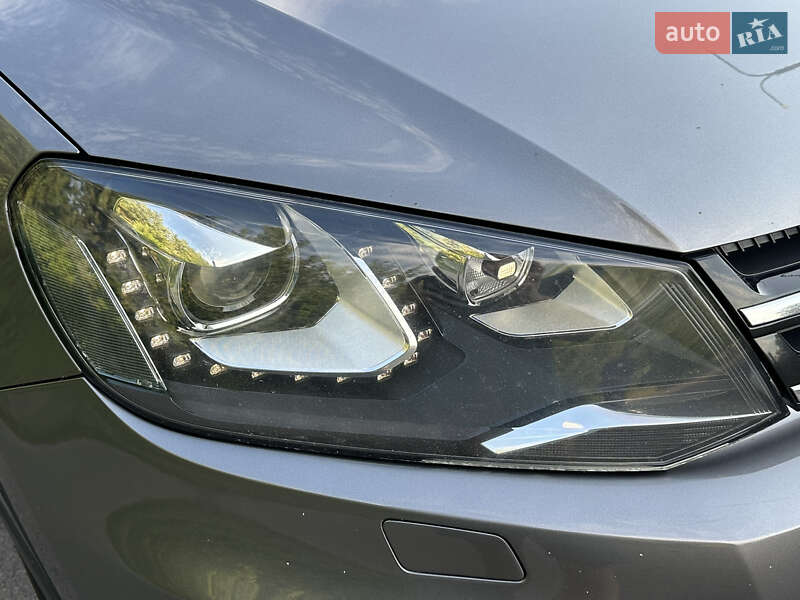 Внедорожник / Кроссовер Volkswagen Touareg 2011 в Ровно