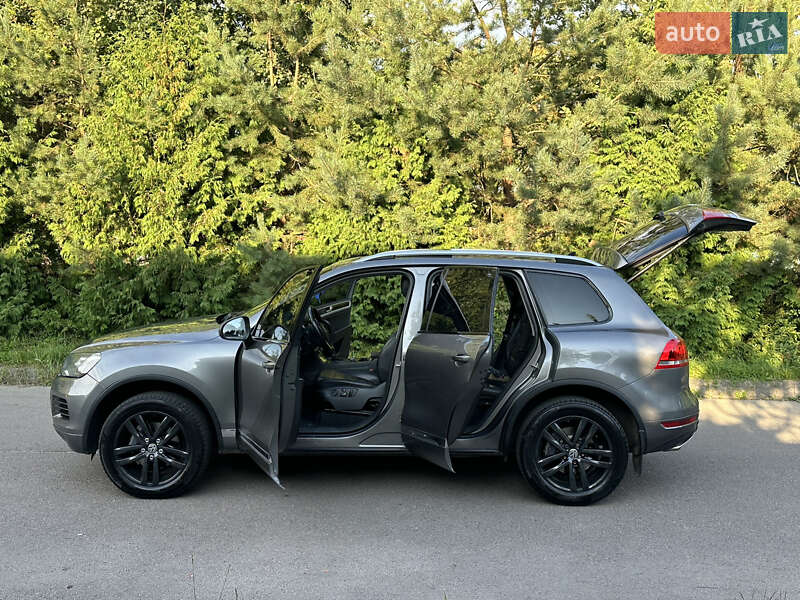Внедорожник / Кроссовер Volkswagen Touareg 2011 в Ровно