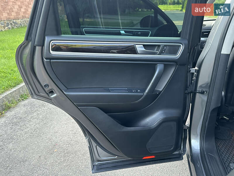 Внедорожник / Кроссовер Volkswagen Touareg 2011 в Ровно