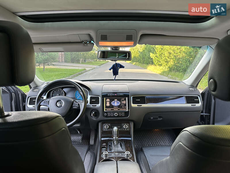 Внедорожник / Кроссовер Volkswagen Touareg 2011 в Ровно