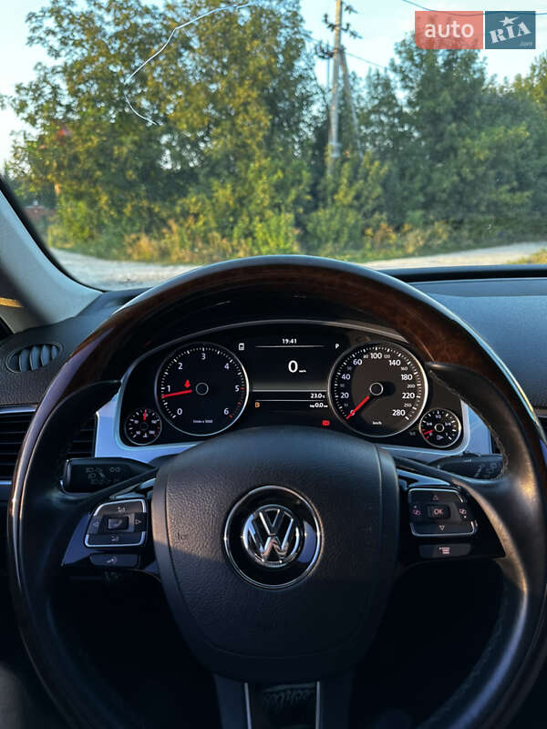 Внедорожник / Кроссовер Volkswagen Touareg 2012 в Хмельницком
