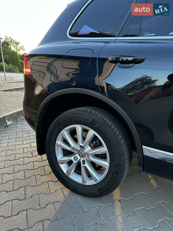 Внедорожник / Кроссовер Volkswagen Touareg 2012 в Хмельницком
