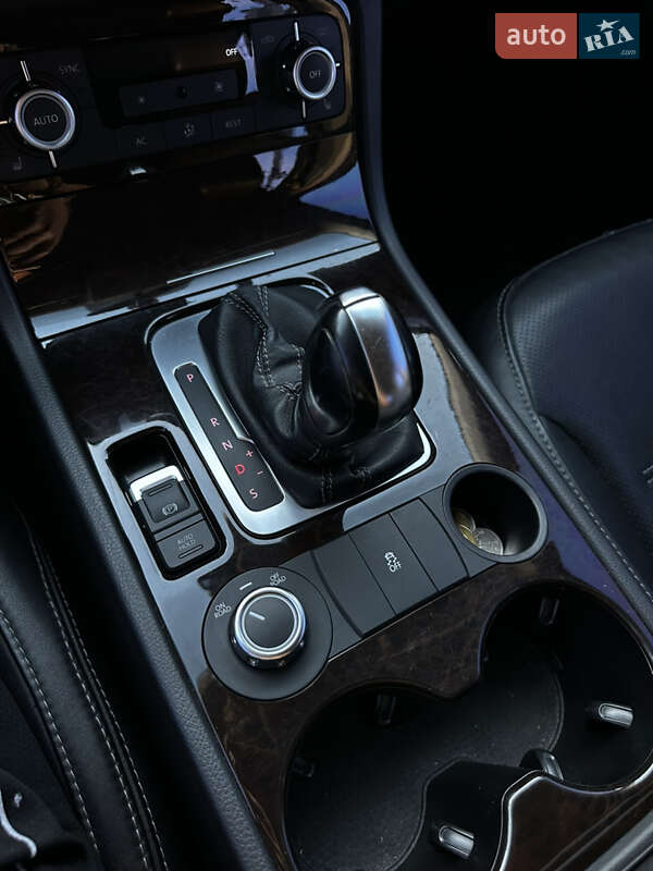 Внедорожник / Кроссовер Volkswagen Touareg 2012 в Хмельницком