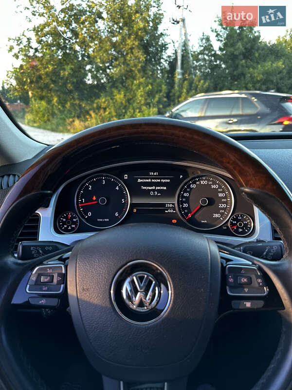 Внедорожник / Кроссовер Volkswagen Touareg 2012 в Хмельницком