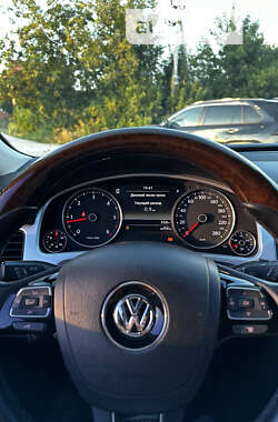 Внедорожник / Кроссовер Volkswagen Touareg 2012 в Хмельницком