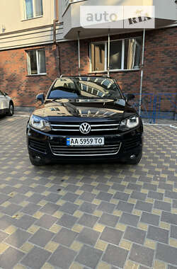 Внедорожник / Кроссовер Volkswagen Touareg 2013 в Киеве