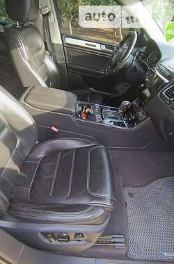 Внедорожник / Кроссовер Volkswagen Touareg 2011 в 