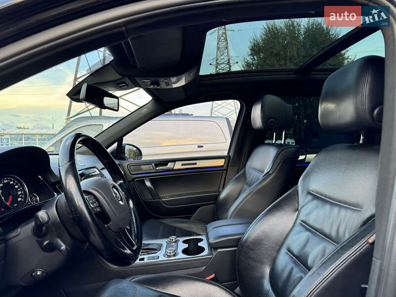 Внедорожник / Кроссовер Volkswagen Touareg 2011 в Черновцах