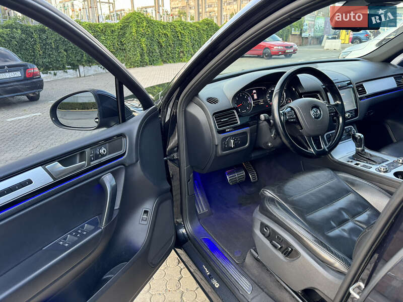 Внедорожник / Кроссовер Volkswagen Touareg 2011 в Черновцах