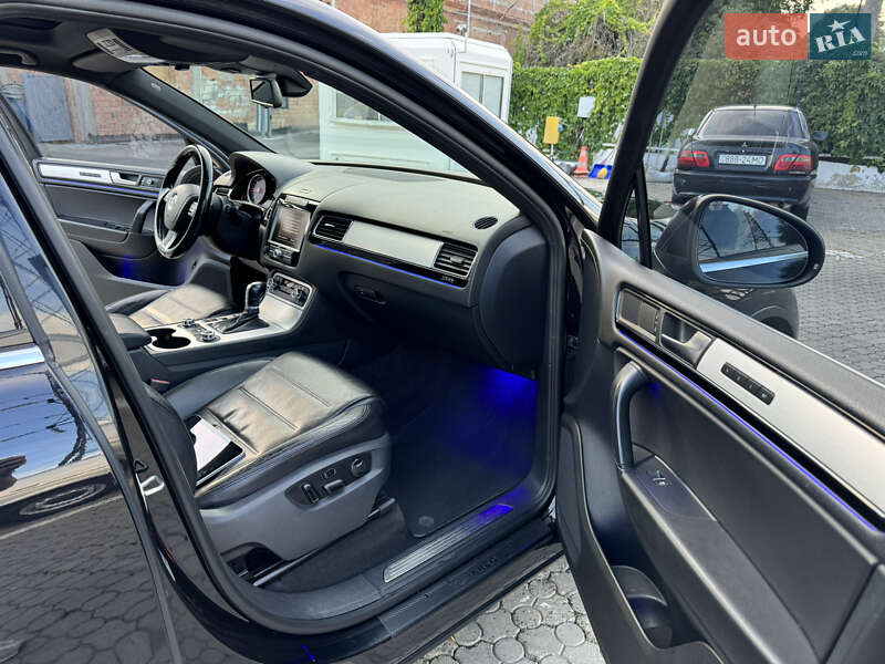 Внедорожник / Кроссовер Volkswagen Touareg 2011 в Черновцах