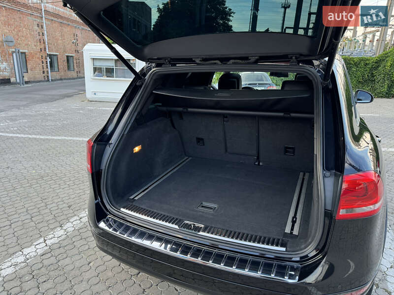 Внедорожник / Кроссовер Volkswagen Touareg 2011 в Черновцах