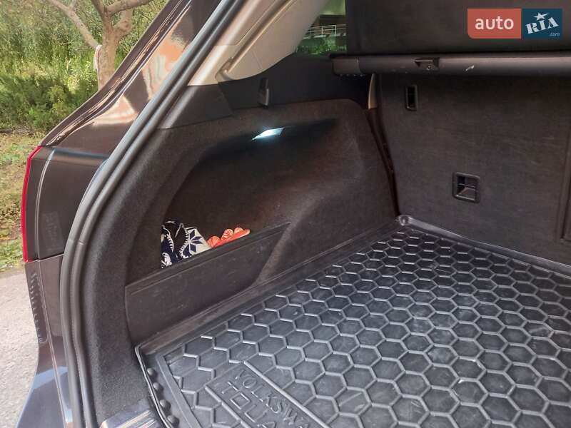 Внедорожник / Кроссовер Volkswagen Touareg 2012 в Тернополе