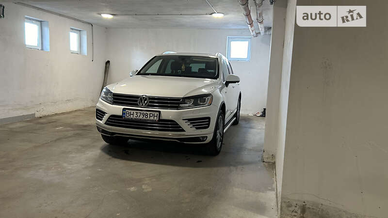 Позашляховик / Кросовер Volkswagen Touareg 2015 в Одесі