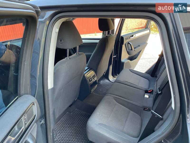 Внедорожник / Кроссовер Volkswagen Touareg 2011 в Сарнах