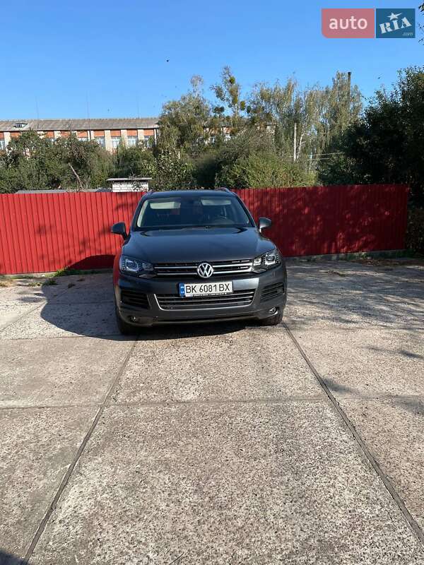 Внедорожник / Кроссовер Volkswagen Touareg 2011 в Сарнах