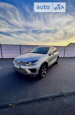 Внедорожник / Кроссовер Volkswagen Touareg 2014 в Ужгороде