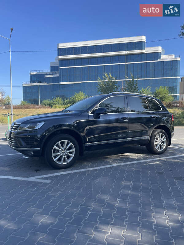 Внедорожник / Кроссовер Volkswagen Touareg 2017 в 