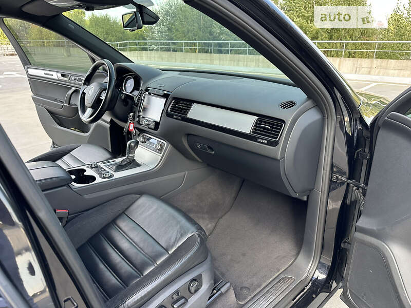 Позашляховик / Кросовер Volkswagen Touareg 2012 в Києві