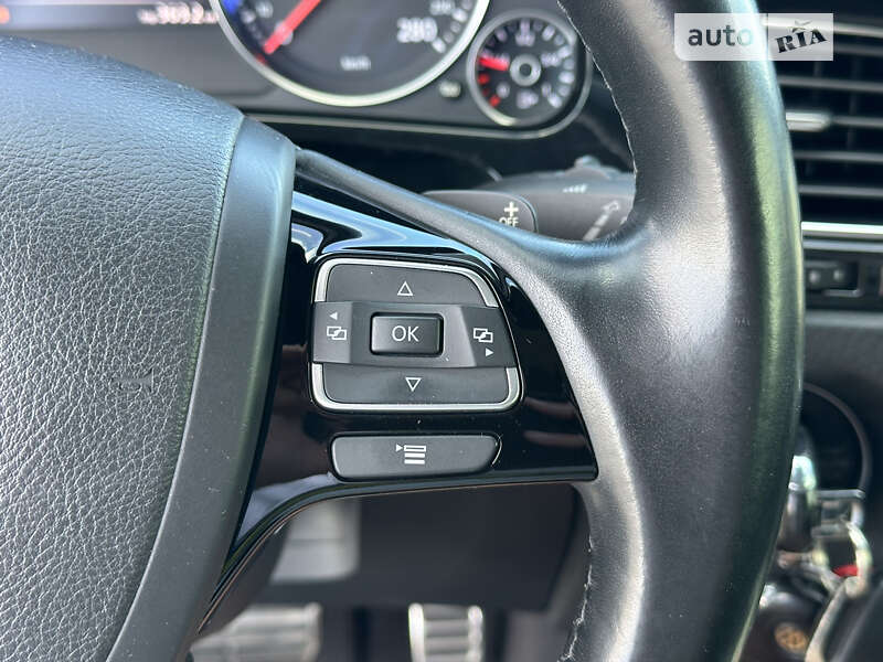 Позашляховик / Кросовер Volkswagen Touareg 2012 в Києві