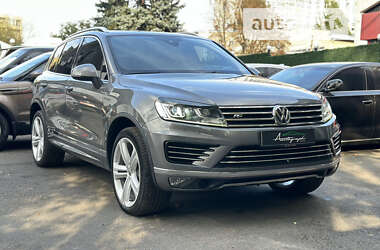 Позашляховик / Кросовер Volkswagen Touareg 2015 в Києві