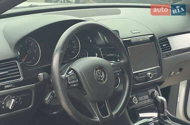 Позашляховик / Кросовер Volkswagen Touareg 2011 в Чернівцях