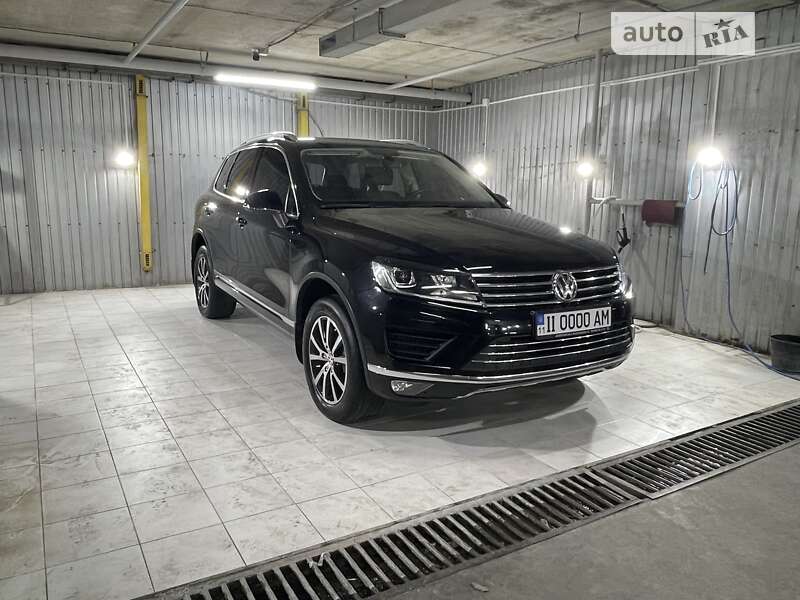 Позашляховик / Кросовер Volkswagen Touareg 2016 в Києві