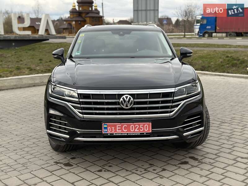 Внедорожник / Кроссовер Volkswagen Touareg 2018 в 