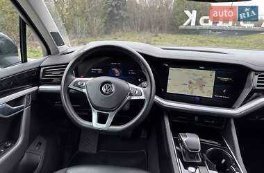 Внедорожник / Кроссовер Volkswagen Touareg 2018 в 
