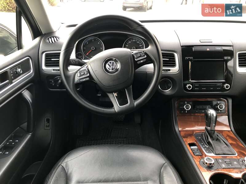 Внедорожник / Кроссовер Volkswagen Touareg 2011 в Киеве