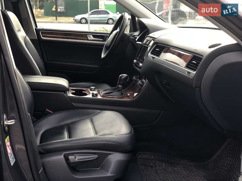 Внедорожник / Кроссовер Volkswagen Touareg 2011 в Киеве