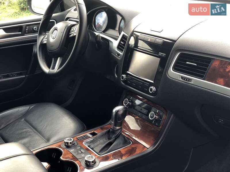 Внедорожник / Кроссовер Volkswagen Touareg 2011 в Киеве