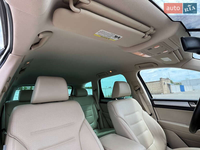 Внедорожник / Кроссовер Volkswagen Touareg 2011 в Киеве