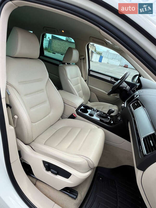 Внедорожник / Кроссовер Volkswagen Touareg 2011 в Киеве