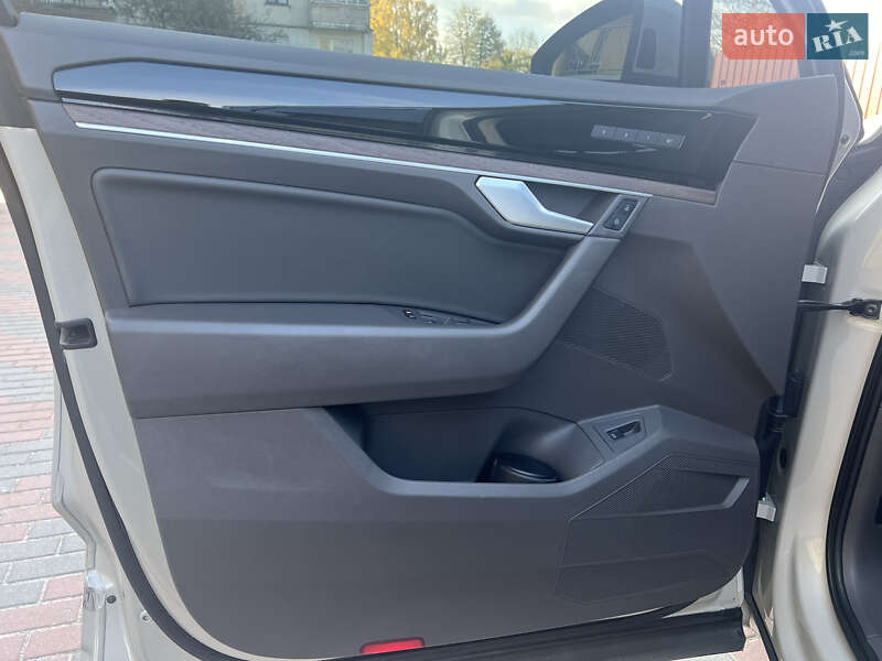 Позашляховик / Кросовер Volkswagen Touareg 2021 в Львові