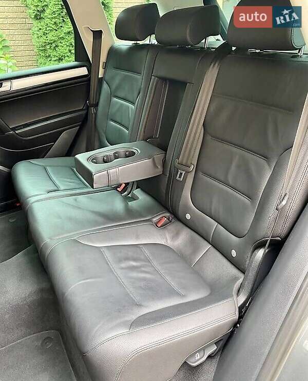 Внедорожник / Кроссовер Volkswagen Touareg 2015 в Черновцах