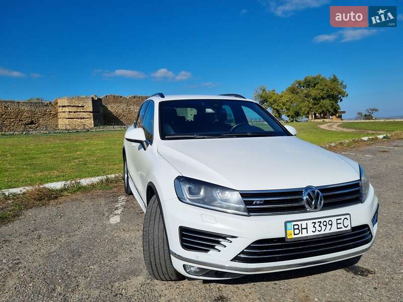 Внедорожник / Кроссовер Volkswagen Touareg 2015 в Белгороде-Днестровском
