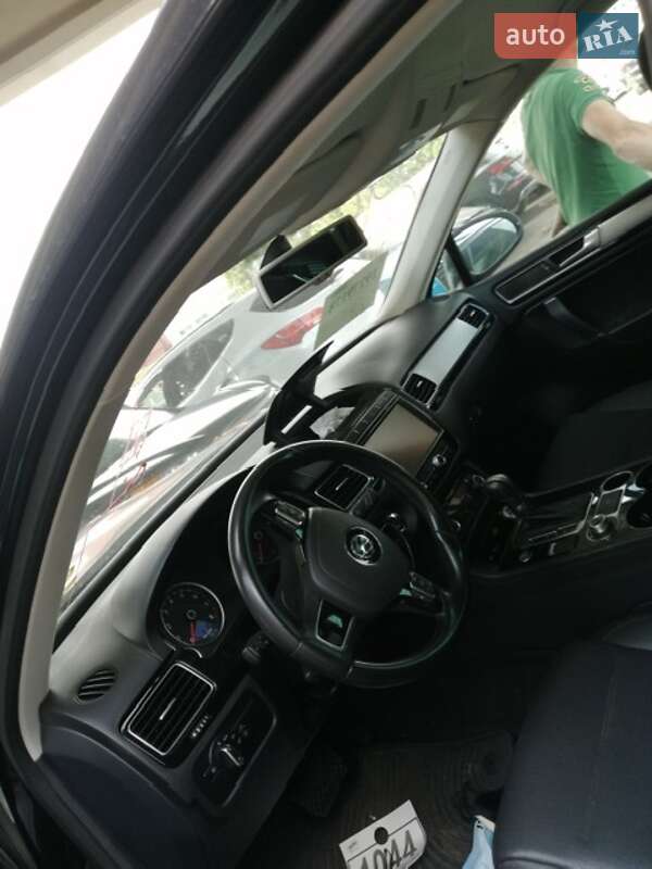 Внедорожник / Кроссовер Volkswagen Touareg 2014 в Киеве