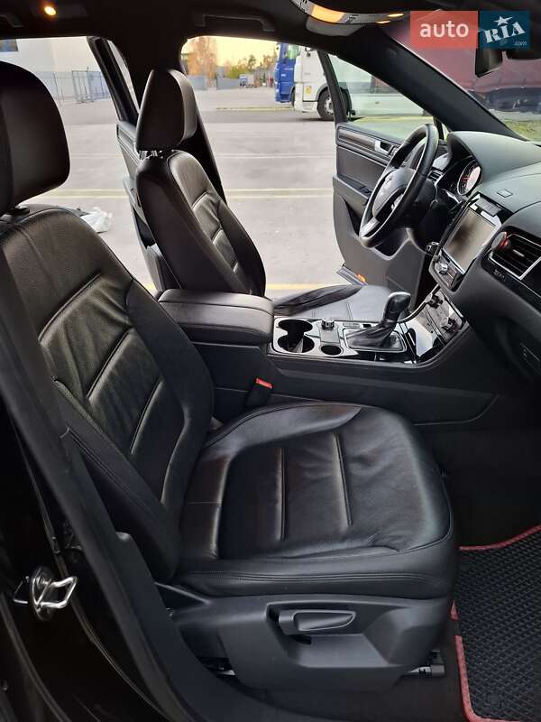 Внедорожник / Кроссовер Volkswagen Touareg 2014 в Киеве