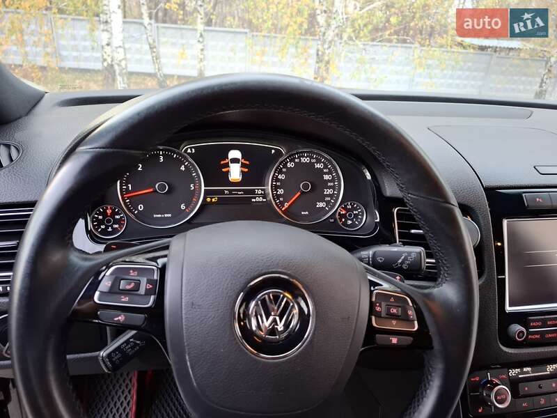 Внедорожник / Кроссовер Volkswagen Touareg 2014 в Киеве